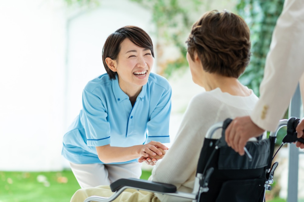 介護スタッフと高齢の女性