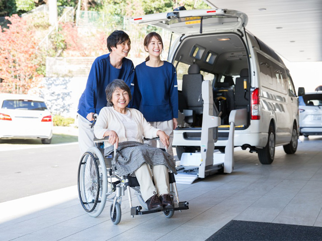 介護スタッフと高齢の女性